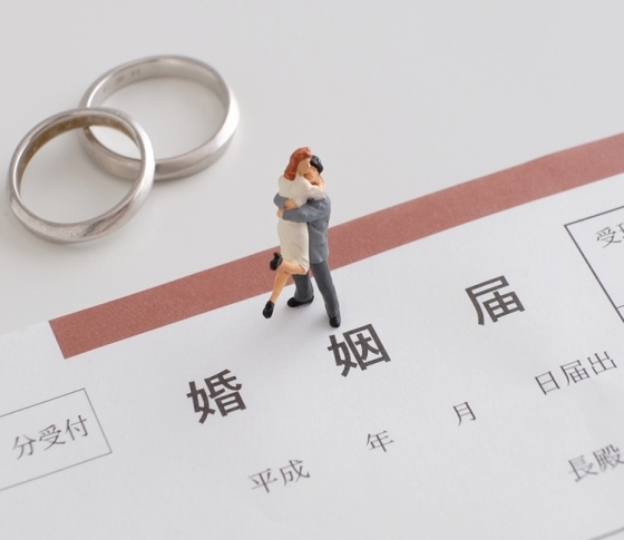 煮え切らない彼にプロポーズさせる!結婚崖っぷち女子の決め手3つ【ビューティQ&A】