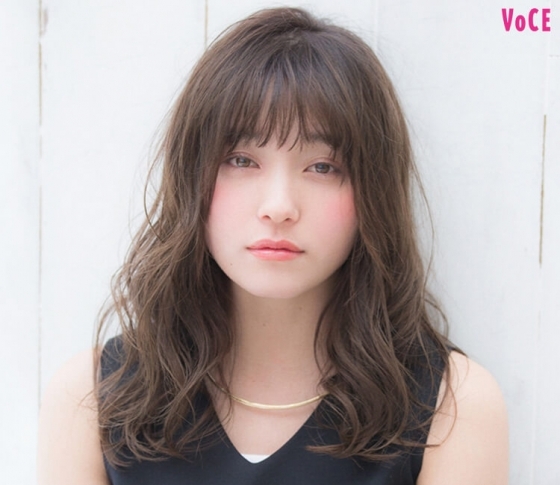 毎日コテで巻くのに疲れてきたら……“アンニュイ揺れウェーブ”ヘアにしよう♡
