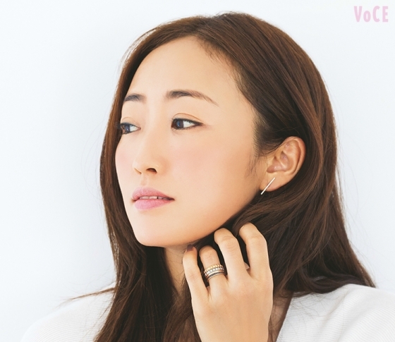 神崎恵さんの美人見えメイク♡秋ベースは、湿度感ある肌が最強!