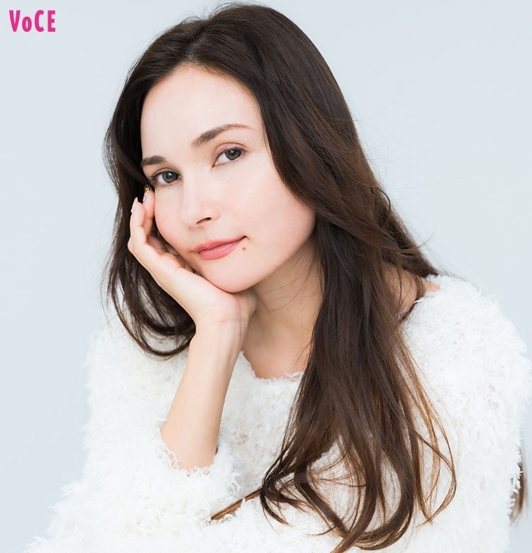恋愛コラムニスト・神崎メリがVOCEに降臨!【毎週連載】『神崎メリ流・愛され力の掟Vol.1』“パーツに凝るよりも透明感を偽装する”