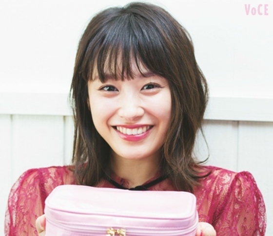 セルフコーデがバズりまくり!元モー娘。高橋愛さんのコスメポーチをのぞき見♡