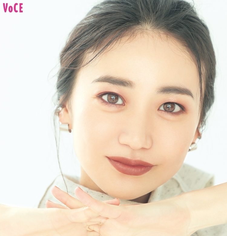 【大島優子】が新色コスメで【春の大人くすみメイク】
