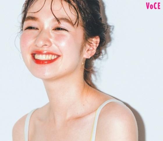 今年の夏は「光るチーク」と「透けるコスメ」で全てのパーツを透けさせて!【カジュアル夏肌の作り方】