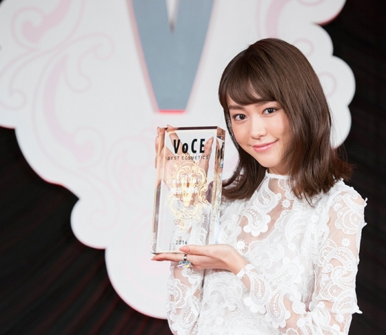 【速報!】VOCEが選ぶ「2016年最も美しい顔」は
女優の桐谷美玲さんに決定!