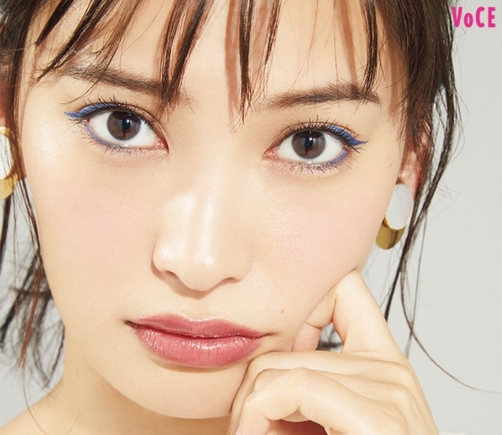 【キラキラ×メタリック】2種のブルー使いで遊ぶ! 夏肌の透明感を引き出す上級メイクテク