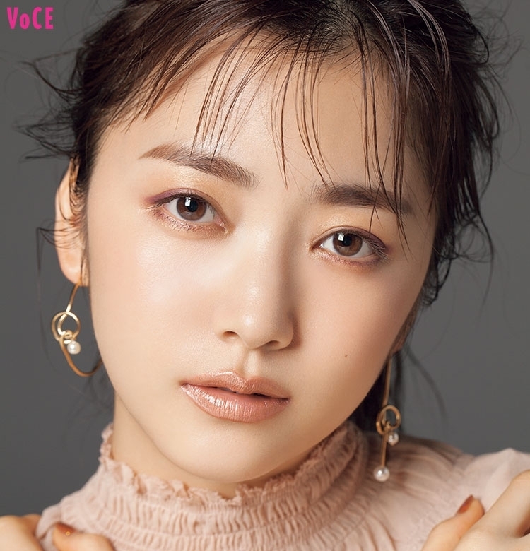 NARSの限定キラキラリップを、チークに! 目元に! 耳にまで!?【長井かおりの美速トレーニング】