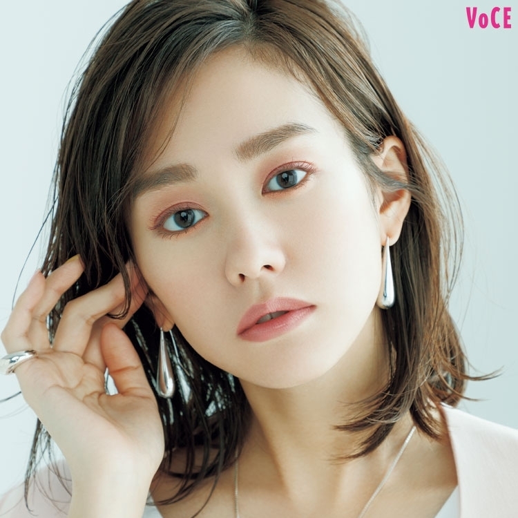 桐谷美玲 春色でつくる ネオコンサバ メイク くすみピンクでオトナ顔 パステルブルーで上品顔 ビューティニュース 美容メディアvoce ヴォーチェ