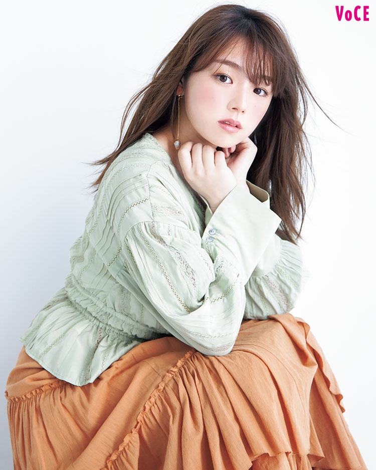 篠崎愛 ローズワントーンメイクで 大人ガーリー に ビューティニュース 美容メディアvoce ヴォーチェ